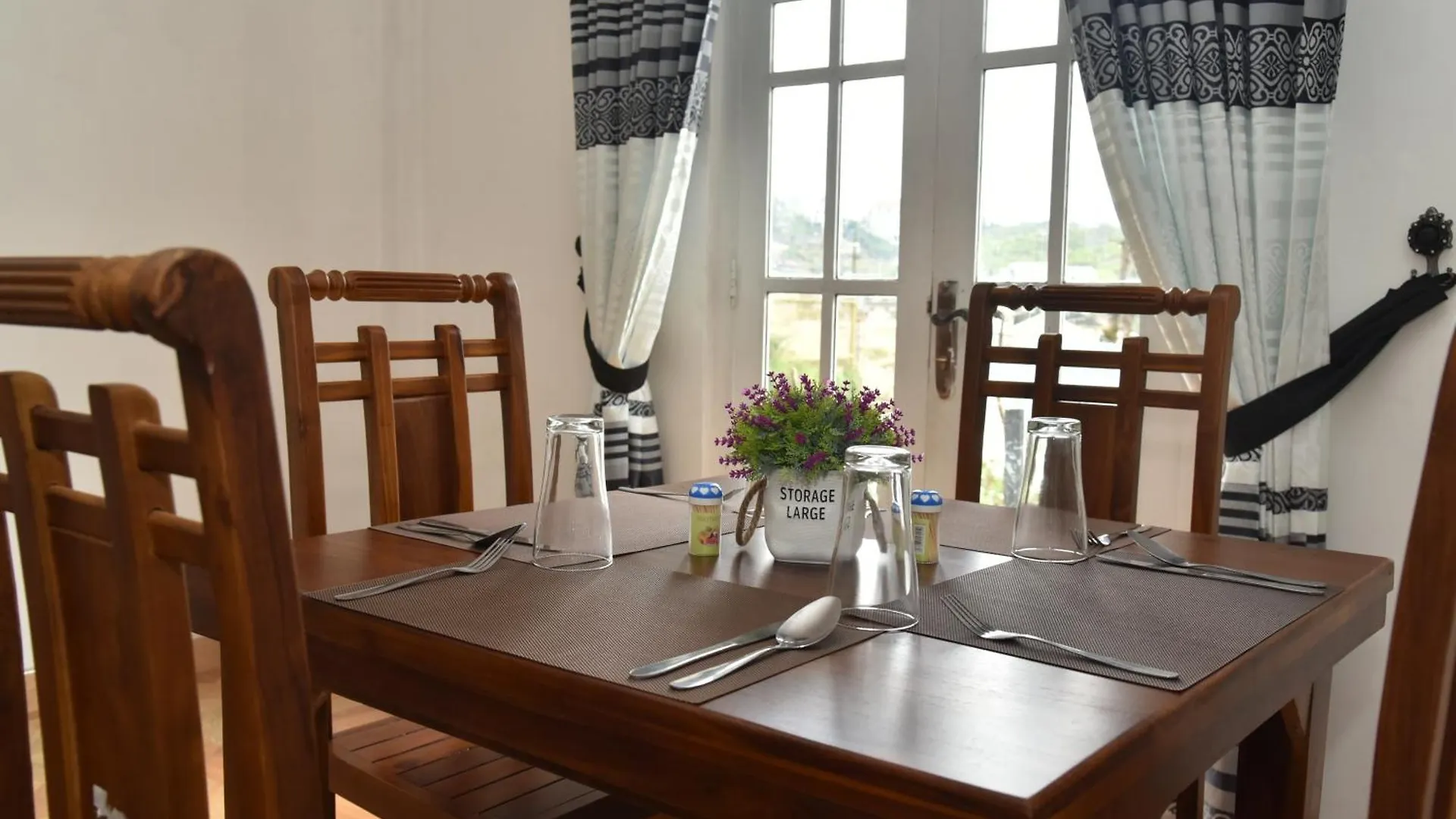 Shiny Cot Bunker Room Nuwara Eliya Guest house