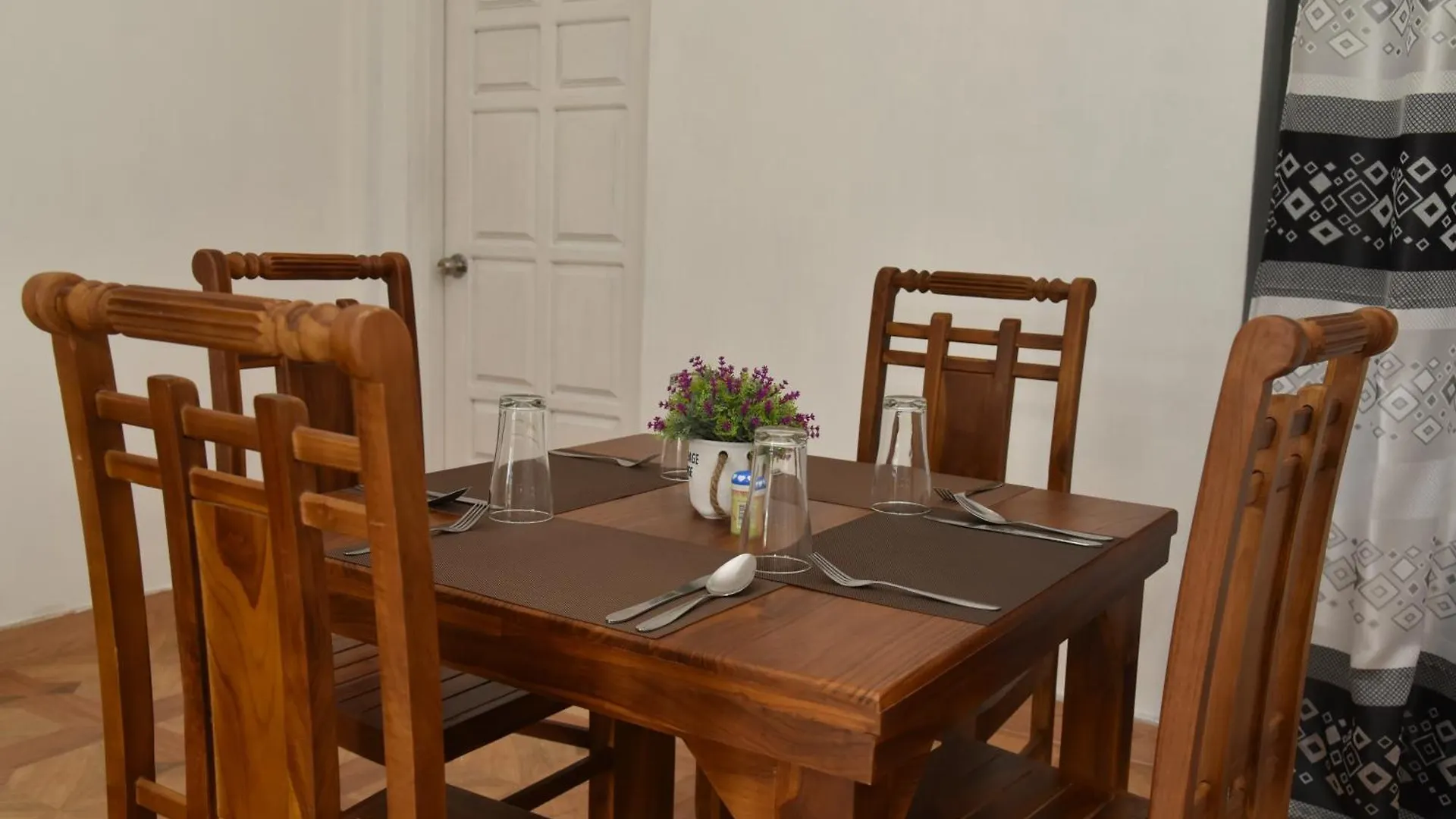 Guest house Shiny Cot Bunker Room Nuwara Eliya Sri Lanka